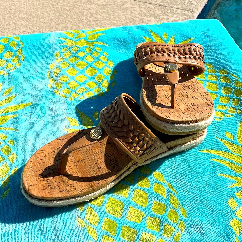 Tommy Hilfiger thong sandal tan with rope accent and brass TH buttons SZ 8
